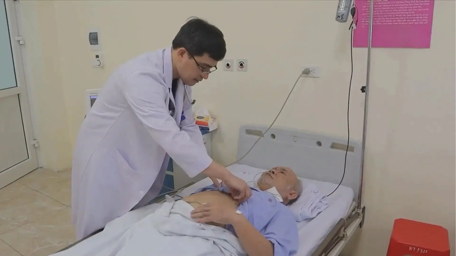 Cứu sống cụ ông ngừng thở nhờ thay van tim qua da